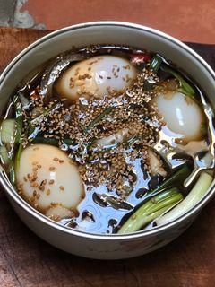 Hình của món Trứng lòng đào ngâm tương.