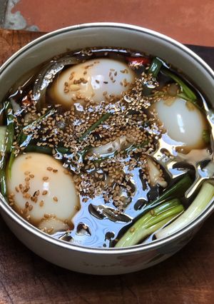 Hình của món Trứng lòng đào ngâm tương.