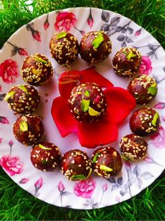 खजूर ड्रायफ्रुट लाडू (khajur dry fruits ladoo recipe in marathi) रेसिपी चे मुख्य फोटो