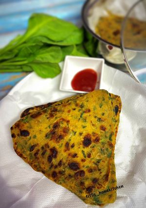 A picture of Palak Paratha.