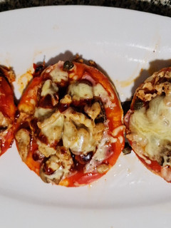 Una foto de 3 modelos diferentes de mini pizzas con pan de pita