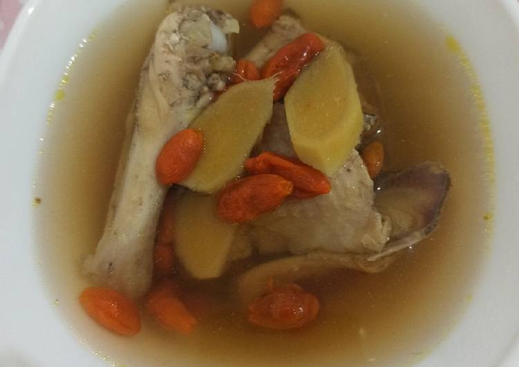 Cara Mudah Menyiapkan Sup Ayam Jahe dan Goji berry Anti Gagal