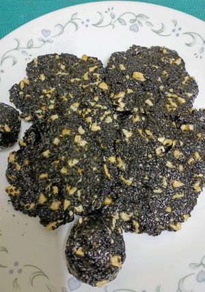 A picture of Black Sesame Seeds & Cashews Chikki Roundels.
