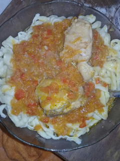 Una foto de Salsa de pollo con fideos caseros