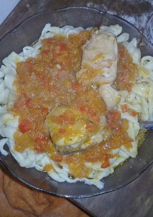Una foto de Salsa de pollo con fideos caseros