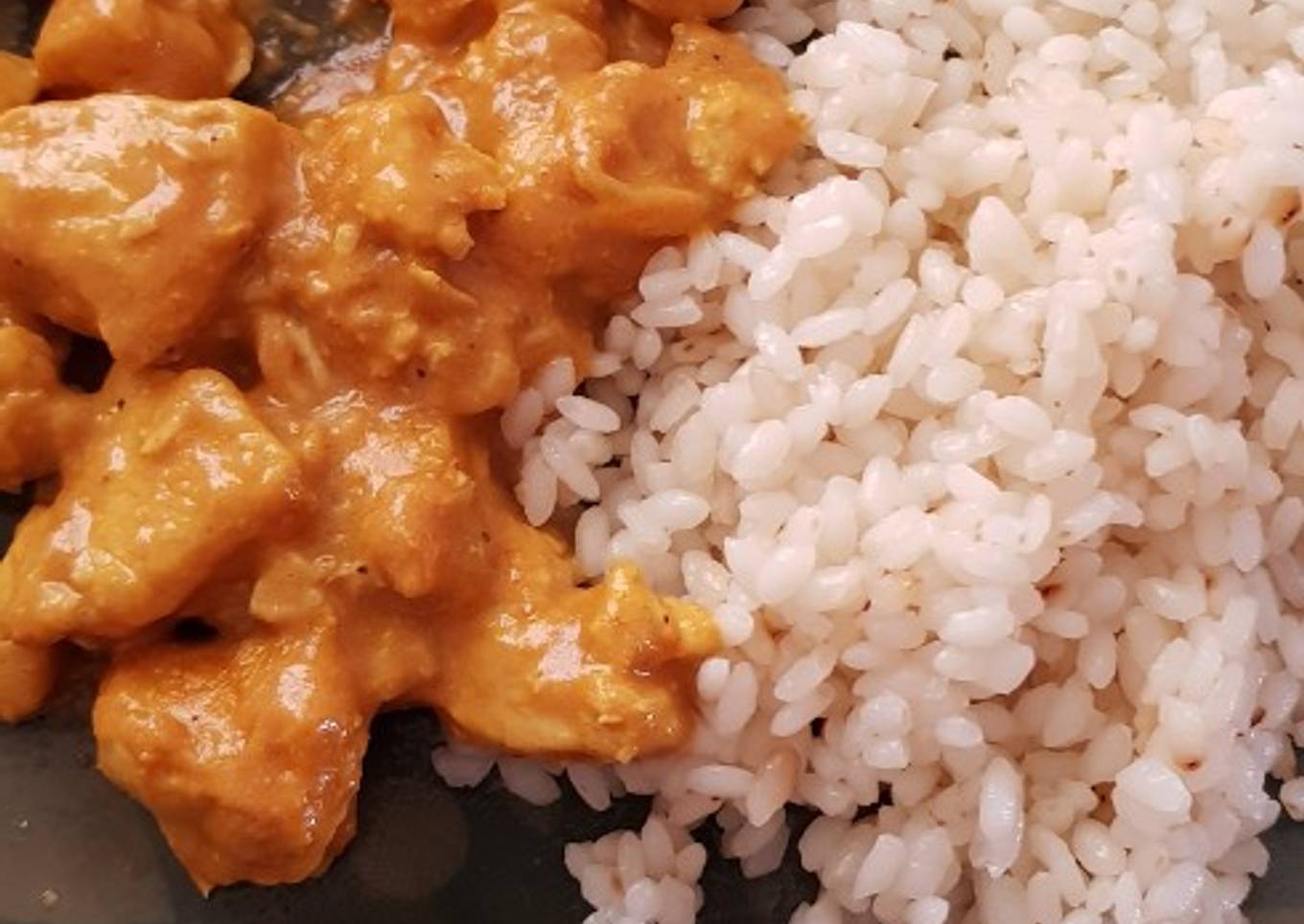 Pollo al curry con arroz basmati