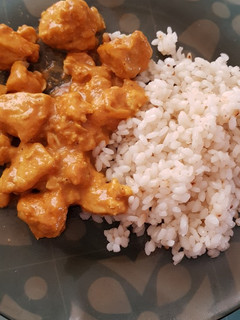 Una foto de Pollo al curry con arroz basmati