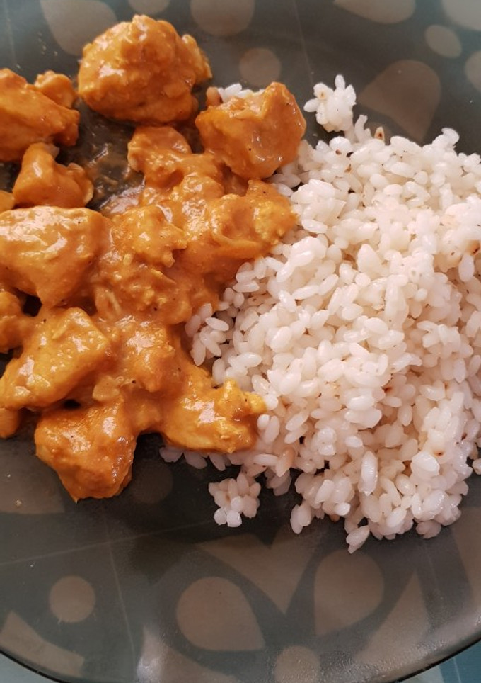 Una foto de Pollo al curry con arroz basmati
