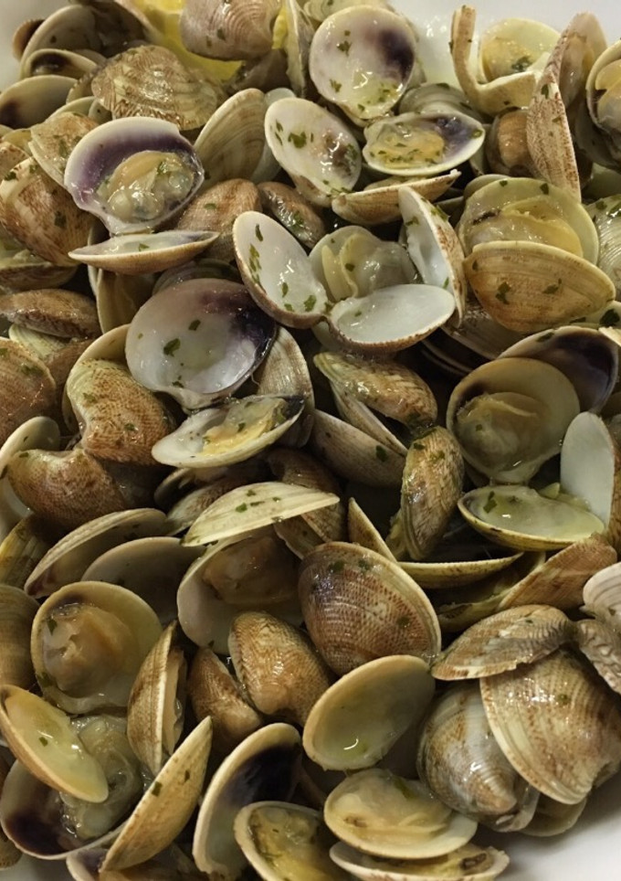 Una foto de Almejas en salsa