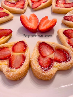 Foto di SFOGLIA DI CUORI, CREMA E FRAGOLE
