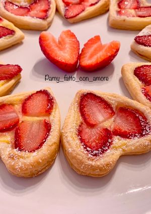 Foto di SFOGLIA DI CUORI, CREMA E FRAGOLE
