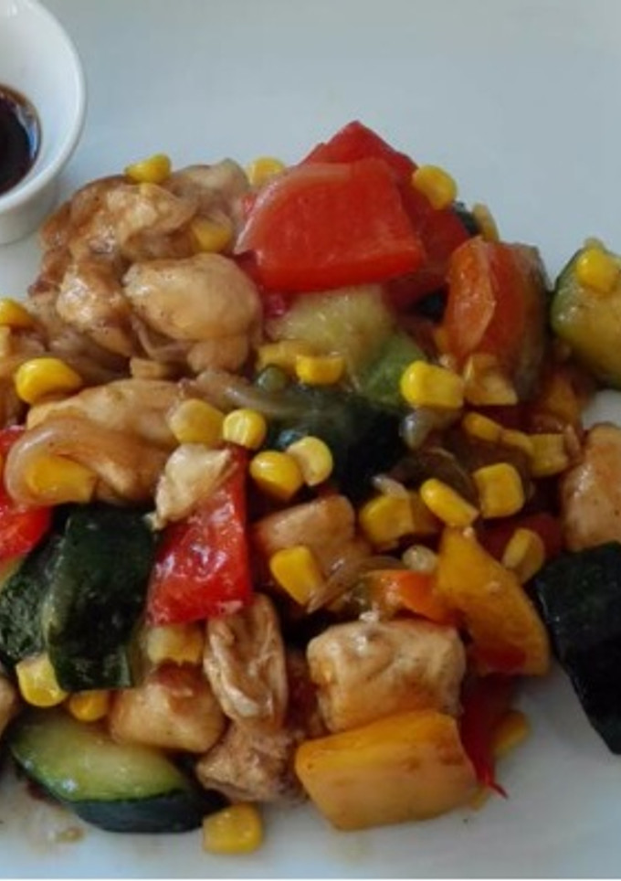 Una foto de Pollo con verduras y maíz