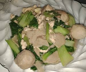 Praktis Menyajikan Tumis Pok coy bakso ayam suwir Lezat Mantap