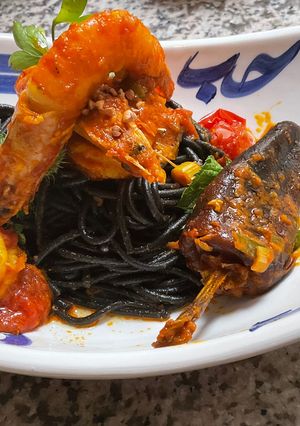 Une photo de 🦞Spaghettis à l’encre 🦑de seiche gambas 🦐