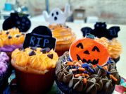 Una foto de halloween cupcakes