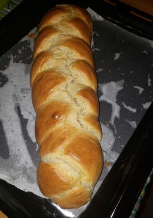 A picture of Braidedwhite bread.