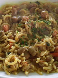 Una foto de Fideos con arroz verduras y gambas