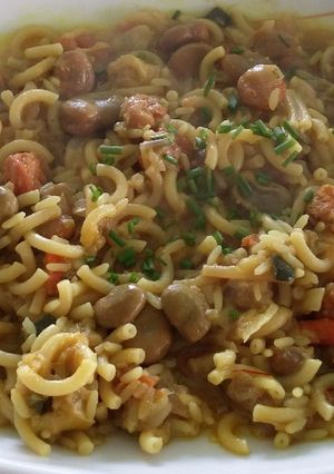 Una foto de Fideos con arroz verduras y gambas