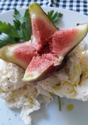 Una foto de Burrata con flor de higo fresquito!