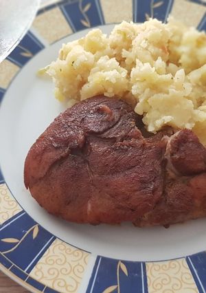 Bőrös malaccomb hagymás burgonyával recept fotója