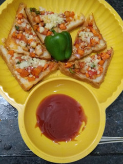 બ્રેડ પીઝા(Bread pizza Recipe in Gujarati) રેસીપી મુખ્ય ફોટો