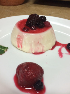 Una foto de Pannacotta con frutos rojos