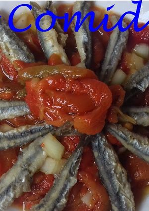 Una foto de Ensalada de pimientos asados con boquerones fritos