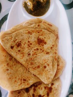 ચીઝ ગાર્લિક પરાઠા (Cheese Garlic Paratha Recipe In Gujarati) રેસીપી મુખ્ય ફોટો