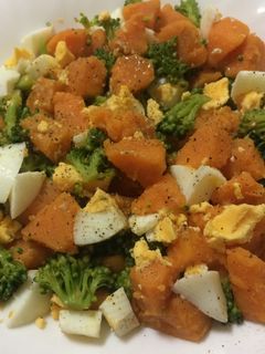 Una foto de Batata, huevo y brócoli hervidos