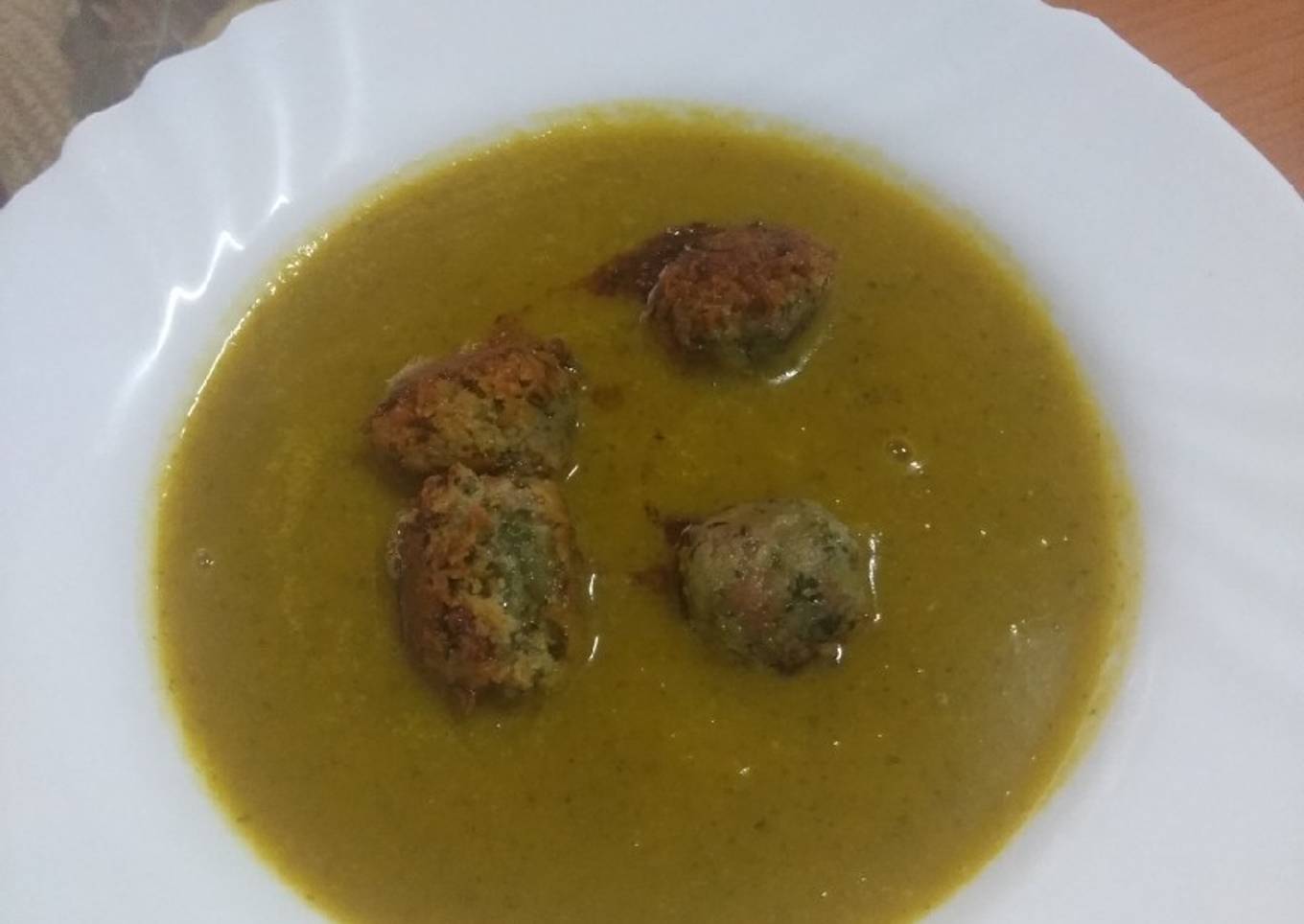 Crema de berros con sus respectivas albóndigas