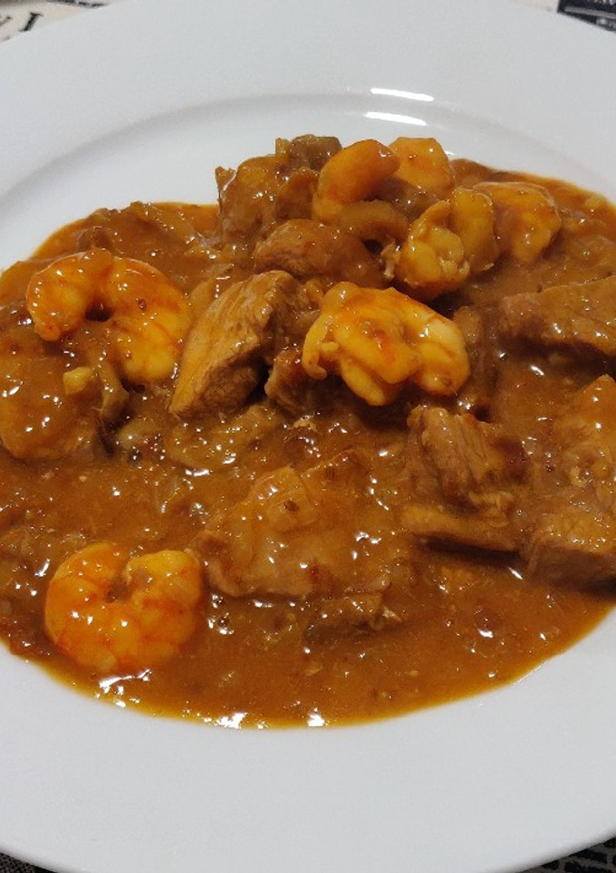Una foto de Solomillo de cerdo con setas y langostinos en salsa de soja