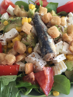 Una foto de Ensalada de canónigos, sardina y aguacate