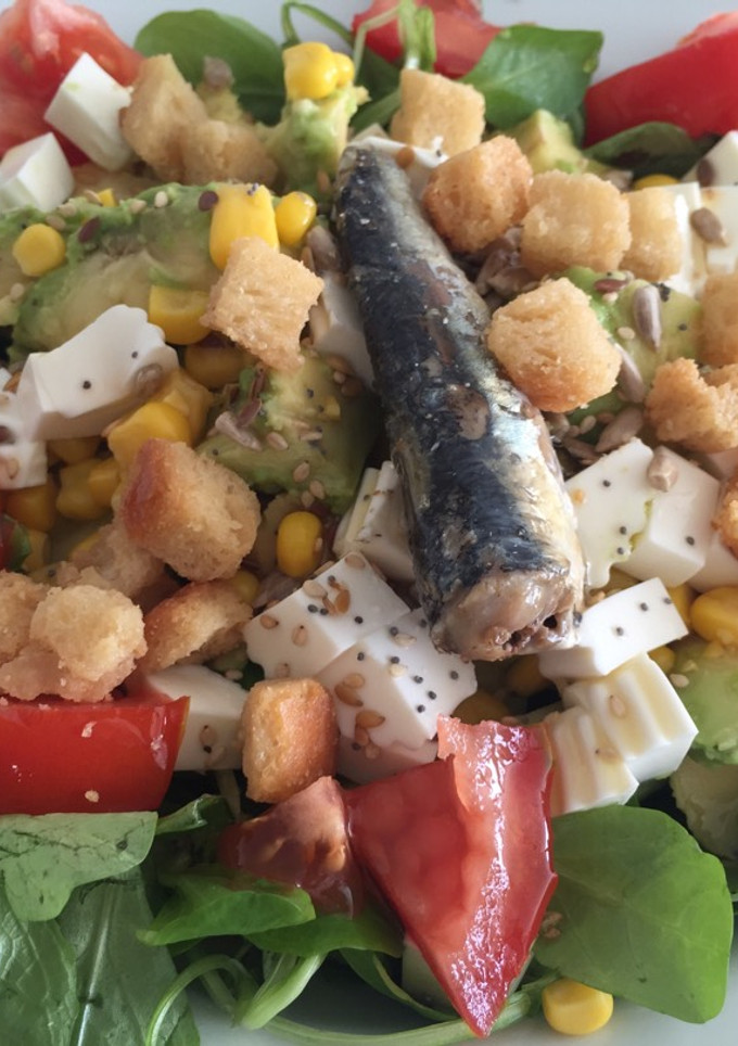 Una foto de Ensalada de canónigos, sardina y aguacate