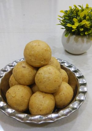 शेंगदाण्याचे लाडू (shengdanyache ladoo recipe in marathi) रेसिपी चे मुख्य फोटो 
