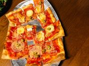 Une photo de pizza bacon