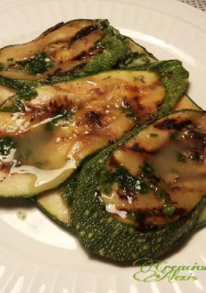 Foto principal de Calabacín a la plancha, con crema de ajos y perejil