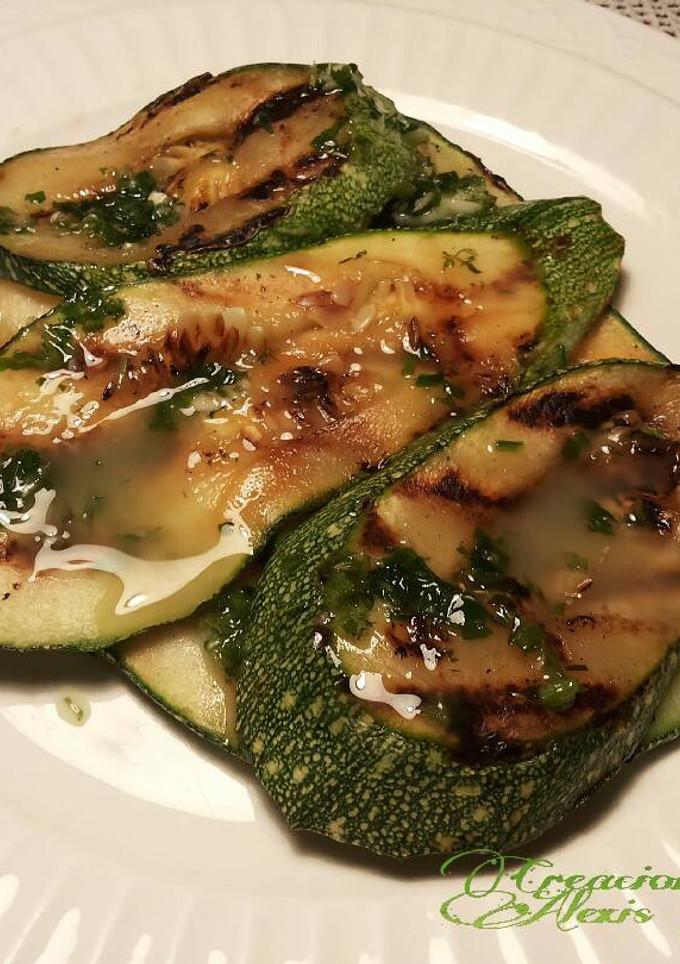 Una foto de Calabacín a la plancha, con crema de ajos y perejil