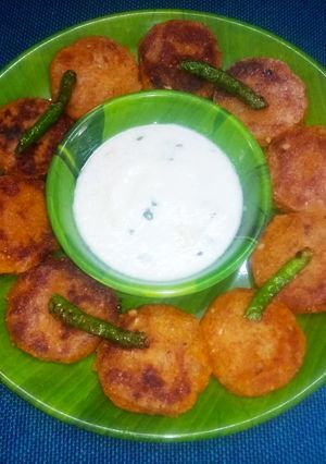 उपवासाचे उकडलेल्या रताळ्याचे कटलेट (upwasache ukadlelya ratadyache cutlets recipe in marathi) रेसिपी चे मुख्य फोटो 