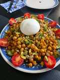 Ensalada templada de calabacín, garbanzos crujientes y burrata