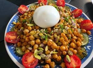 Una foto de Ensalada templada de calabacín, garbanzos crujientes y burrata