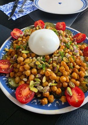 Una foto de Ensalada templada de calabacín, garbanzos crujientes y burrata