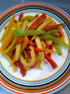 甜椒炒玉米筍(方便素)(清冰箱料理)(10分鐘快速料理)(一鍋到底之簡單料理) 的食譜成品照片