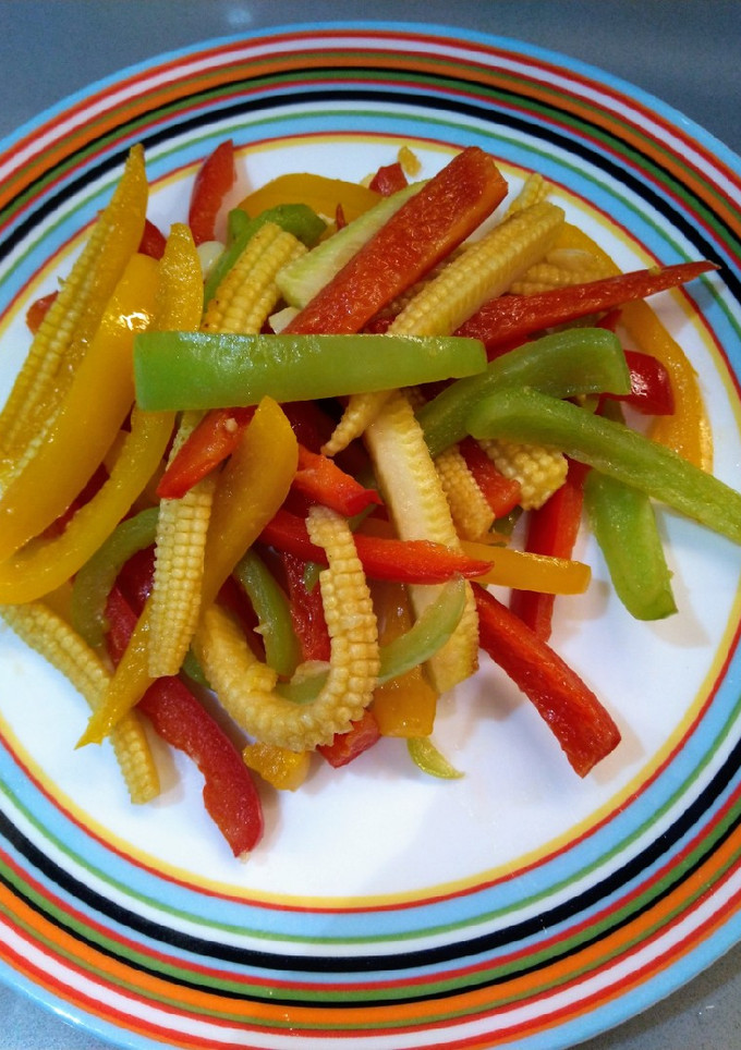 甜椒炒玉米筍（方便素）（清冰箱料理）（10分鐘快速料理）（一鍋到底之簡單料理） 的食譜成品照片