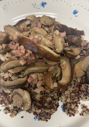 Una foto de Quinoa con Shiitake, Portobello y Taquitos de Jamón