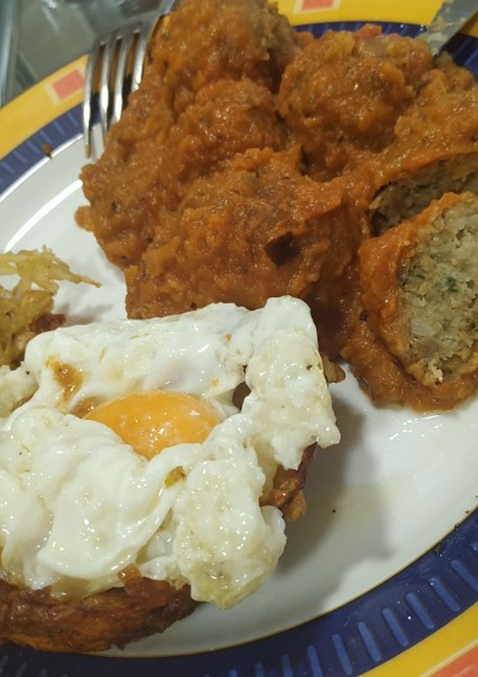 Una foto de Albóndigas de lentejas con pisto