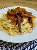 Pasta huancaína con ternera saltado peruana