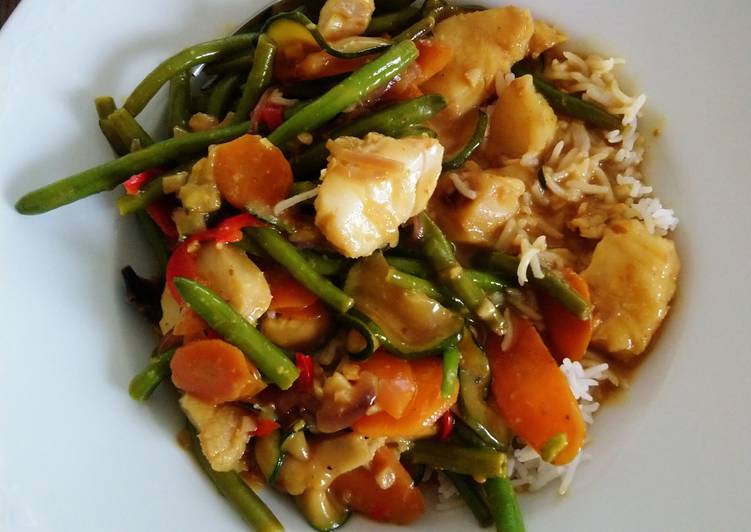 Simple Way to Make Homemade Thai Curry mit Gemüse und Fisch