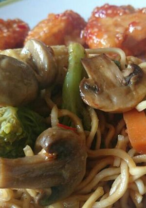 Zöldséges kínai tészta (chow mein) recept fotója