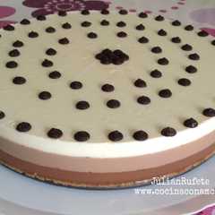 Una foto de Tarta de 3 chocolates casera