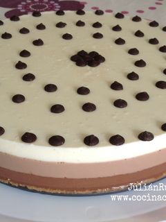 Una foto de Tarta de 3 chocolates casera